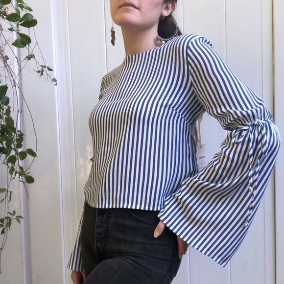 ❤️SOLD❤️Retro Bell Sleeve Top - Picture 4 of 8